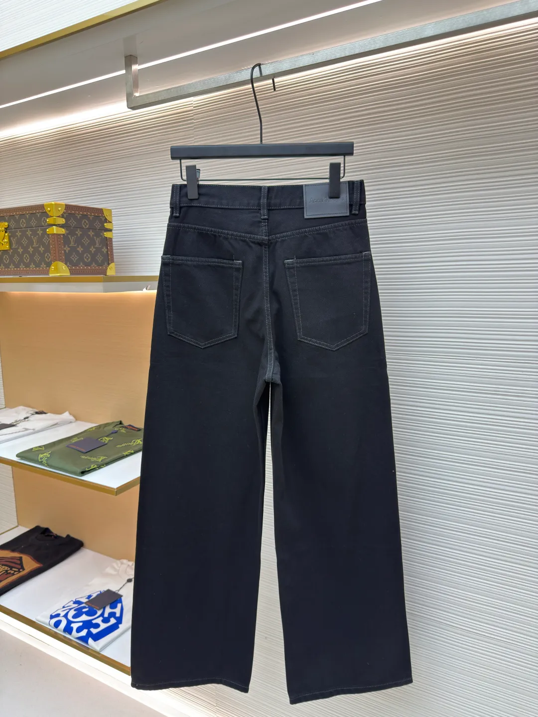 ACNE 25SS basic straight jeans ●Authentic product: purchased and developed at 2699 ●Item number: 1680581-A75 ●Material: machine cotton twill ●Technology: handmade ●Version: fitted version ●Weight: about 845g ●Size: XS-S-M-L ●Description: Natural transition The color is quite subtle, not gray or black, not black, it is too difficult to operate, the retro and nostalgic whiskering color is quite advanced, the inside is also very clean, the chain bike has neat lines, more beautiful, good fixation, and relatively rich layers. The overall wiring is straight and delicate, the fabric is comfortable and soft, and the color is consistent without color difference. It can be matched with the same style to create a fashionable look and control various occasions. Customized accessories, complete with three standards, same style for men and women!